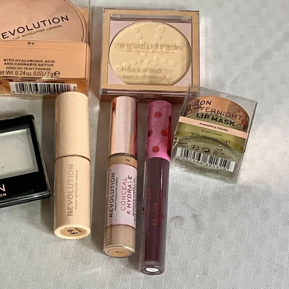 Makeup Revolution 10 Pieces Set Primer Foundation Contour Lipstick Brow Kit